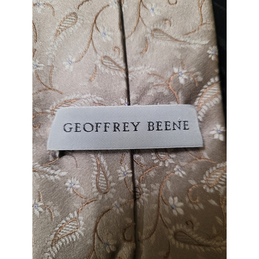 Geoffrey Beene Mens 100% Silk Paisley Chic Vintage Formal‎ Necktie Tan/Gold - Picture 2 of 5